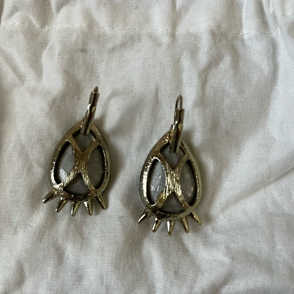 Emerald green costume jewelry dangling earrings - Picture 2 of 4